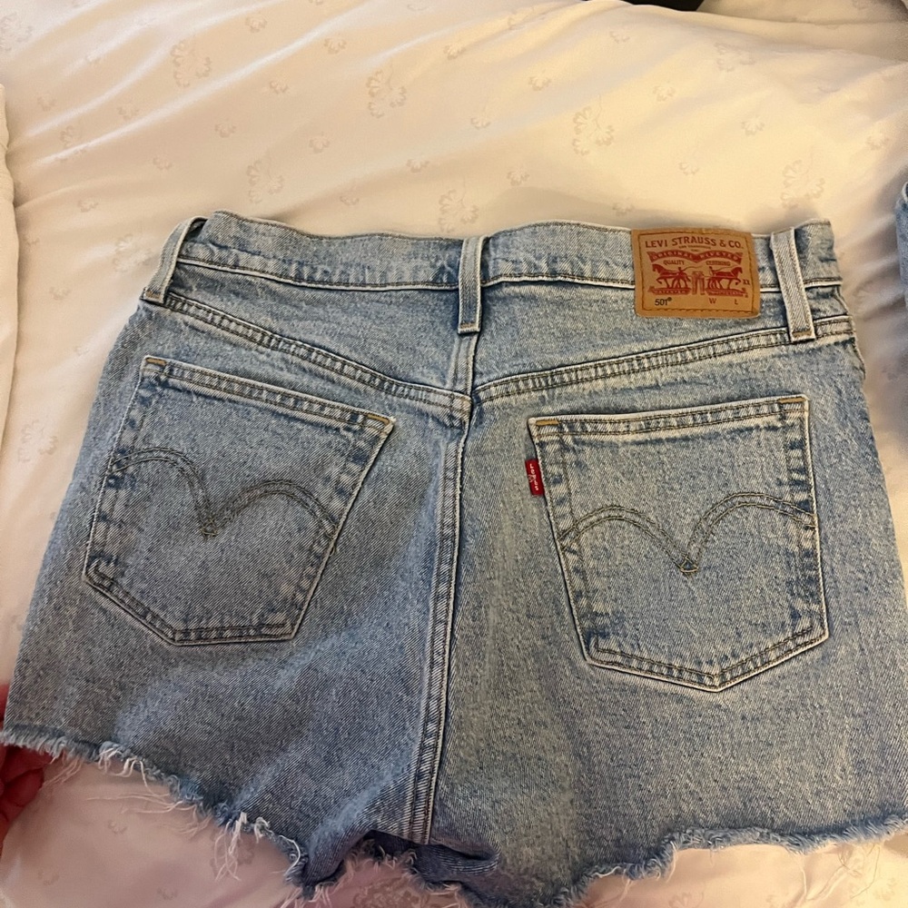 Levi’s Ribcage Denim Shorts - Picture 2 of 3